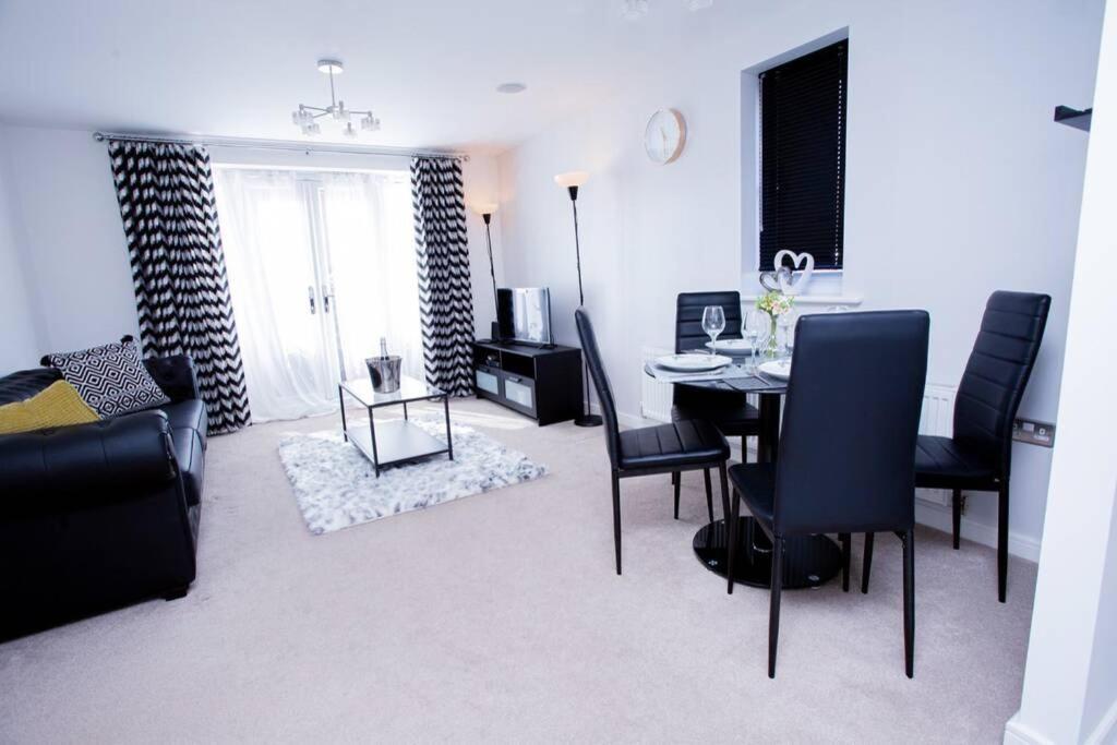 Mills - Two Bedroom En-suite * Northampton