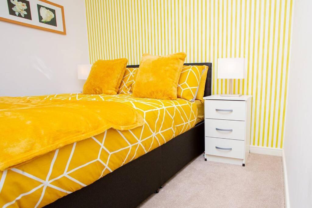 Mills - Two Bedroom En-suite * Northampton